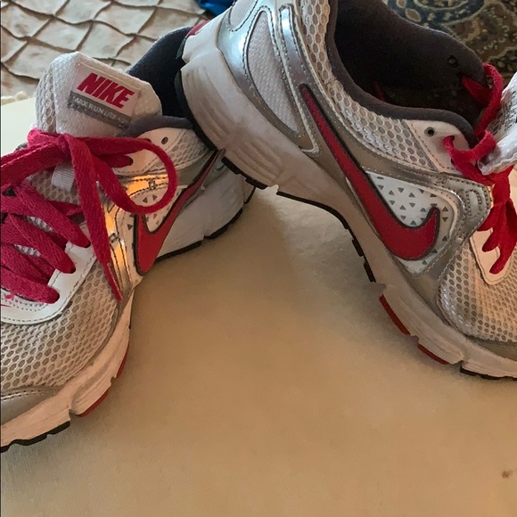 Nike Air Max women’s Tennis Shoes - Picture 3 of 4